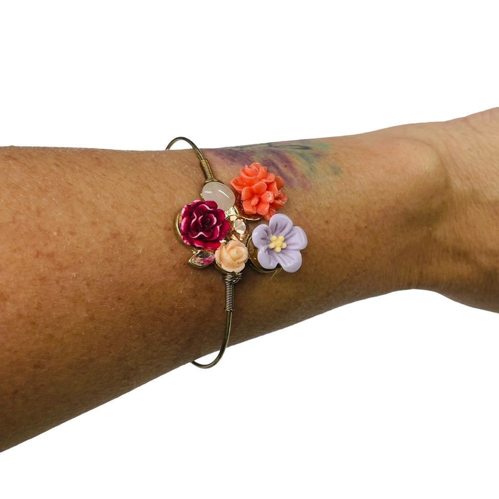 NWOT Handmade Acrylic 3D Flower Hook & Eye Bracelet